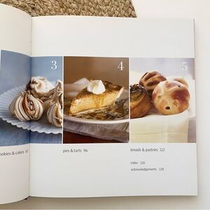 WILLIAMS-SONOMA Cakes, Cookies, Pies & Tarts Cookbook